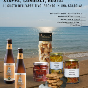 Box Aperitivo con Birra Vista Mare, Antipasto Capriccioso, Melanzane a filetti, condimento per frisa e friselline sullo sfondo del mare